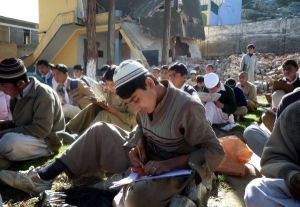 &Scaron;kolu v &uacute;dol&iacute; Sv&aacute;t vyhodil Taliban do povětř&iacute;. Děti se uč&iacute; v trosk&aacute;ch.